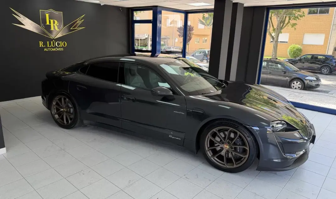 Porsche Taycan 2023 - 69000 EUR, 84534 km - AUTO.MOTO.pt - 84534km - foto 9 de 39