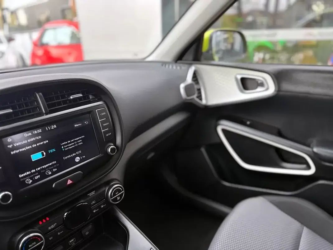 Kia e-Soul 2021 - 15900 EUR, 69728 km - AUTO.MOTO.pt - 69728km - foto 26 de 30