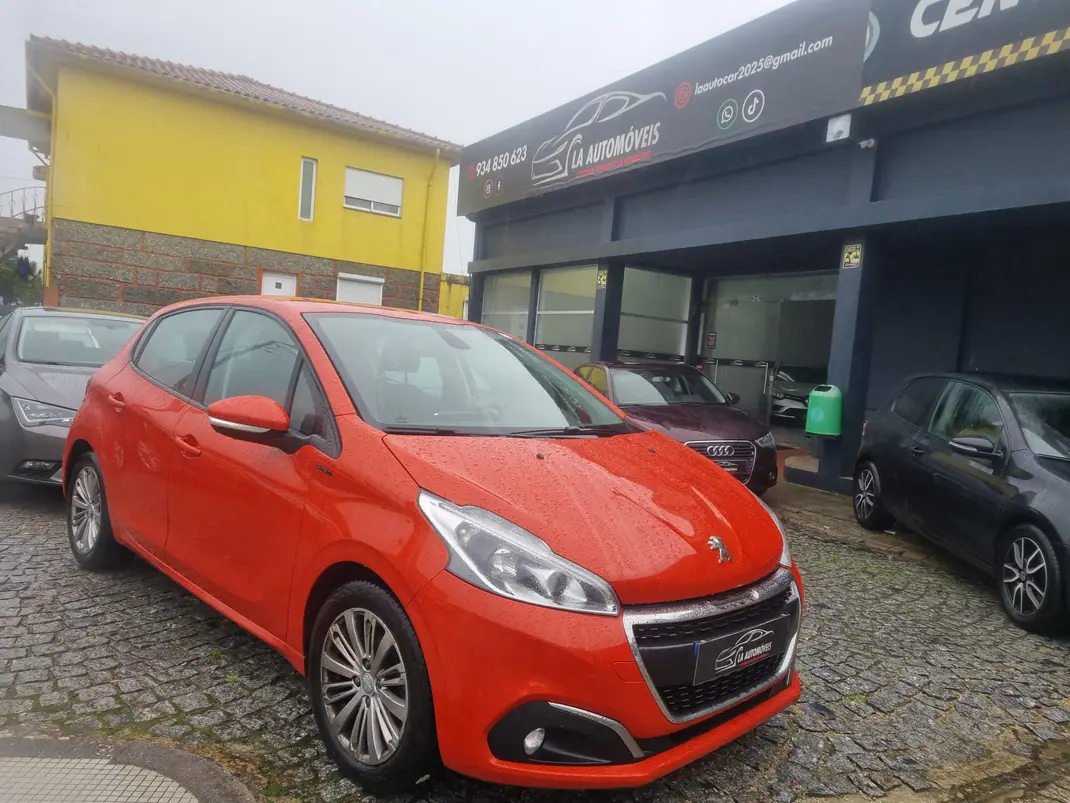 Peugeot 208 2018 - 8000 EUR, 97000 km - AUTO.MOTO.pt - 97000km - foto 1 de 15