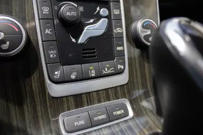 Volvo V60 2013 - 12500 EUR, 242000 km - AUTO.MOTO.pt - 242000km - foto 33 de 45