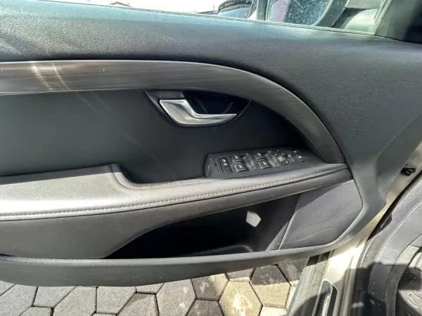 Volvo XC 70 2015 - 14990 EUR, 215301 km - AUTO.MOTO.pt - 215301km - foto 8 de 19