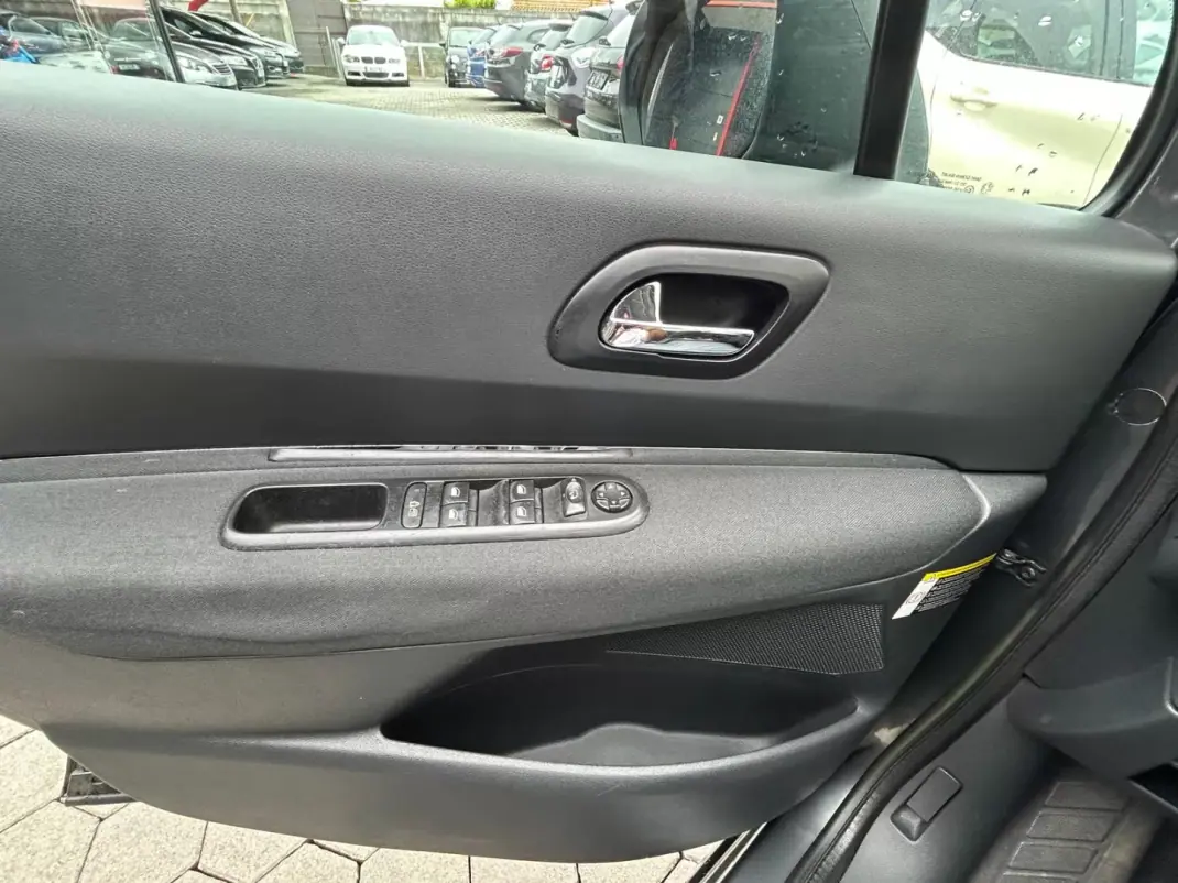 Peugeot 3008 2012 - 7500 EUR, 276404 km - 276404km - foto 8 de 19