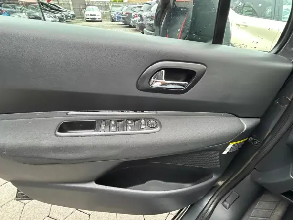 Peugeot 3008 2012 - 7500 EUR, 276404 km - 276404km - foto 8 de 19