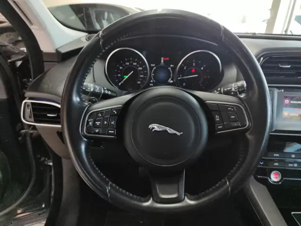 Jaguar F-Pace 2017 - 19750 EUR, 156000 km - AUTO.MOTO.pt - 156000km - foto 31 de 43