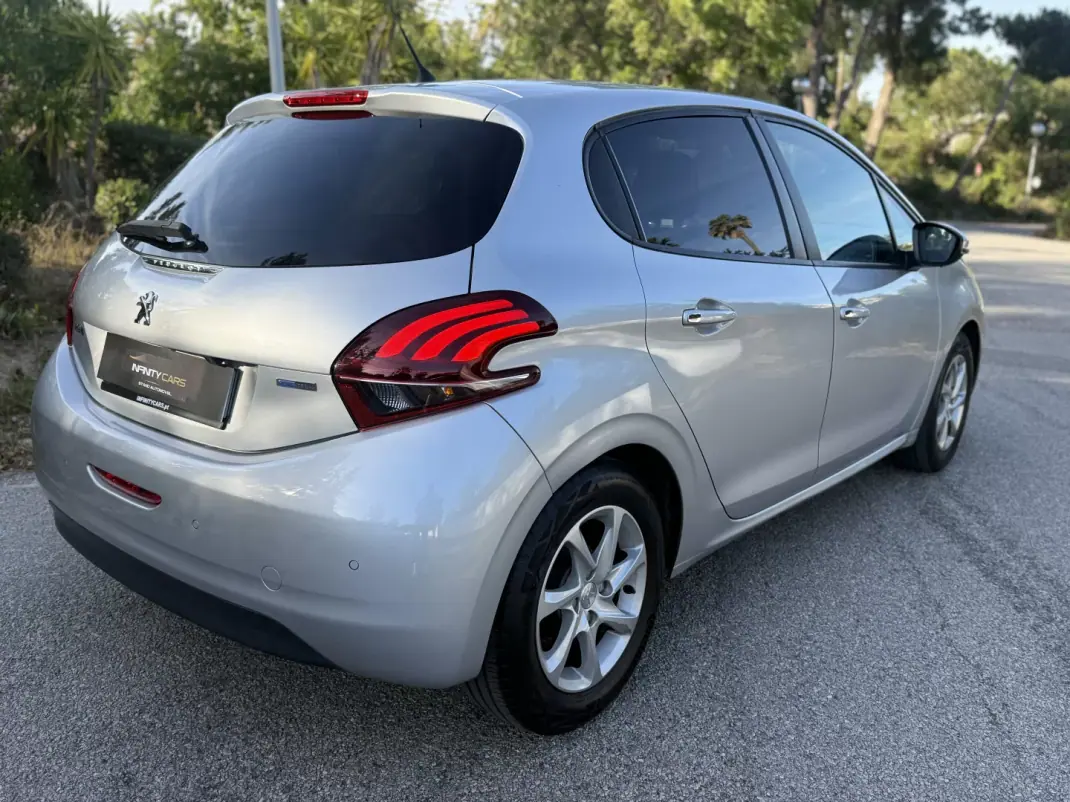 Peugeot 208 2016 - 8999 EUR, 44000 km - AUTO.MOTO.pt - 44000km - foto 8 de 18
