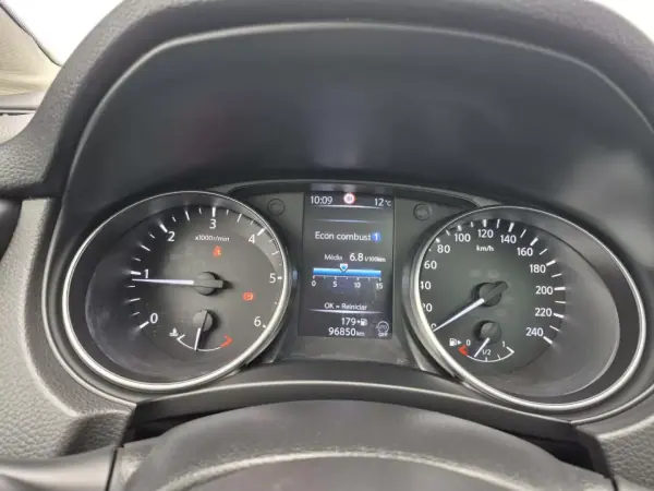 Nissan Qashqai 2018 - 19750 EUR, 96850 km - AUTO.MOTO.pt - 96850km - foto 11 de 21