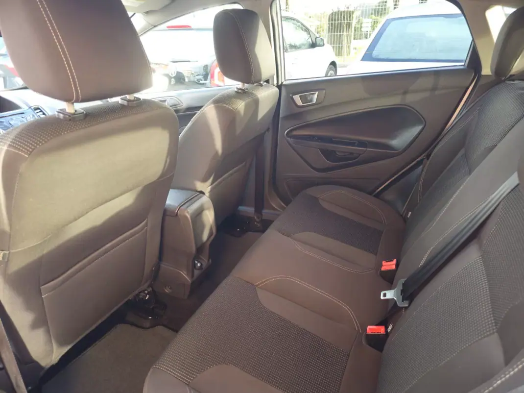 Ford Fiesta 2015 - 9990 EUR, 120400 km - AUTO.MOTO.pt - 120400km - foto 11 de 12