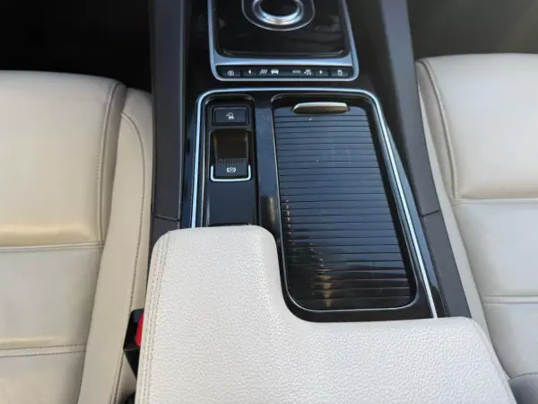Jaguar F-Pace 2017 - 24900 EUR, 184000 km - AUTO.MOTO.pt - 184000km - foto 16 de 19