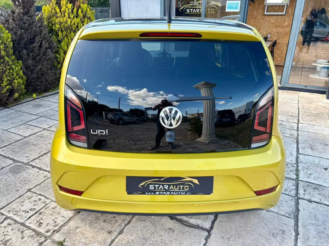 Volkswagen Up! 2018 - 12490 EUR, 69990 km - AUTO.MOTO.pt - 69990km - foto 4 de 11