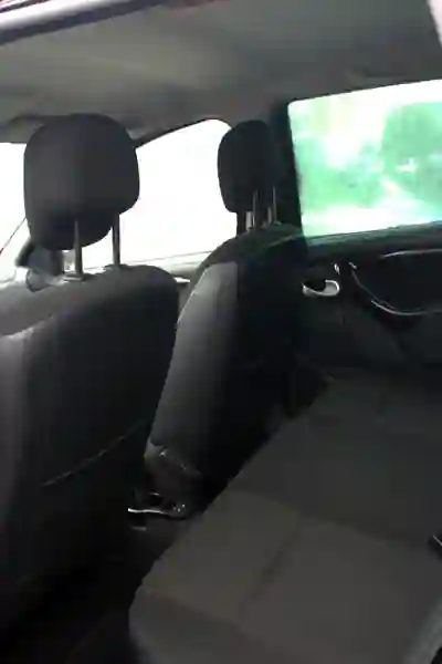 Dacia Duster 2010 - 6250 EUR, 155000 km - AUTO.MOTO.pt - 155000km - foto 6 de 24