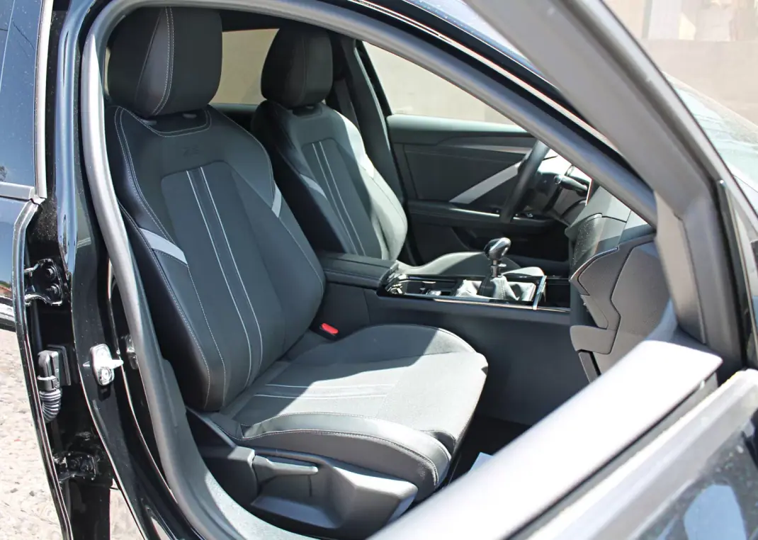Opel Astra Sports Tourer 2025 - 22330 EUR, 33984 km - 33984km - foto 12 de 19