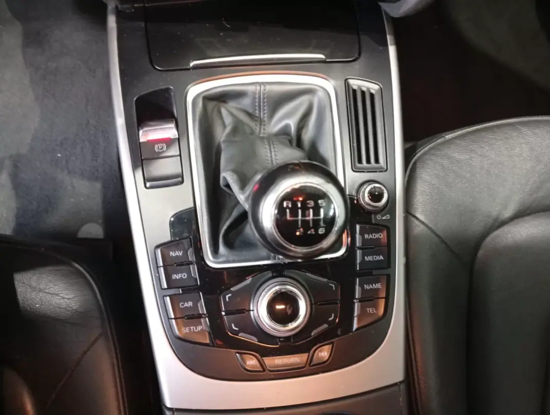 Audi A4 Avant 2015 - 14950 EUR, 236000 km - AUTO.MOTO.pt - 236000km - foto 16 de 18