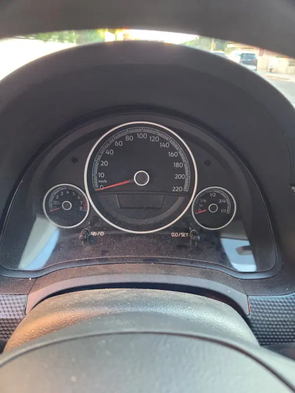 Volkswagen Up! 2018 - 8950 EUR, 81737 km - AUTO.MOTO.pt - 81737km - foto 15 de 15