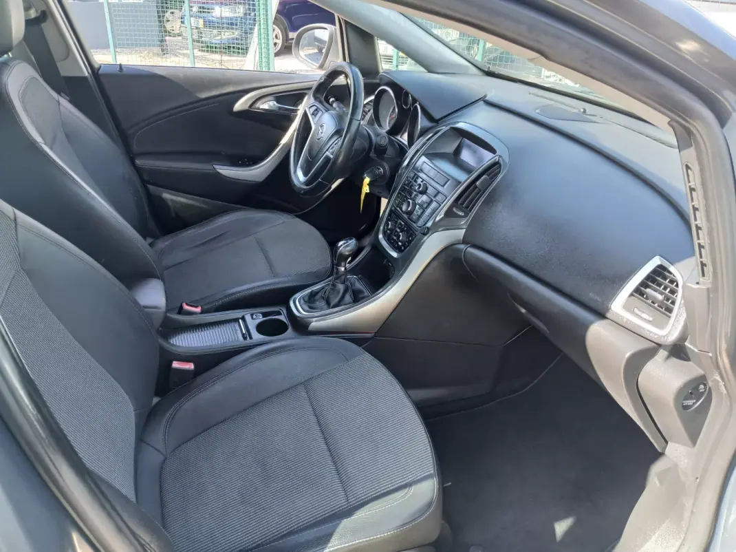 Opel Astra Sports Tourer 2013 - 7350 EUR, 143297 km - AUTO.MOTO.pt - 143297km - foto 24 de 26