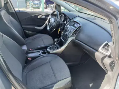 Opel Astra Sports Tourer 2013 - 7350 EUR, 143297 km - AUTO.MOTO.pt - 143297km - foto 24 de 26