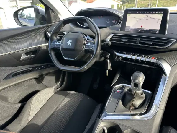 Peugeot 5008 2017 - 14900 EUR, 200000 km - AUTO.MOTO.pt - 200000km - foto 28 de 63