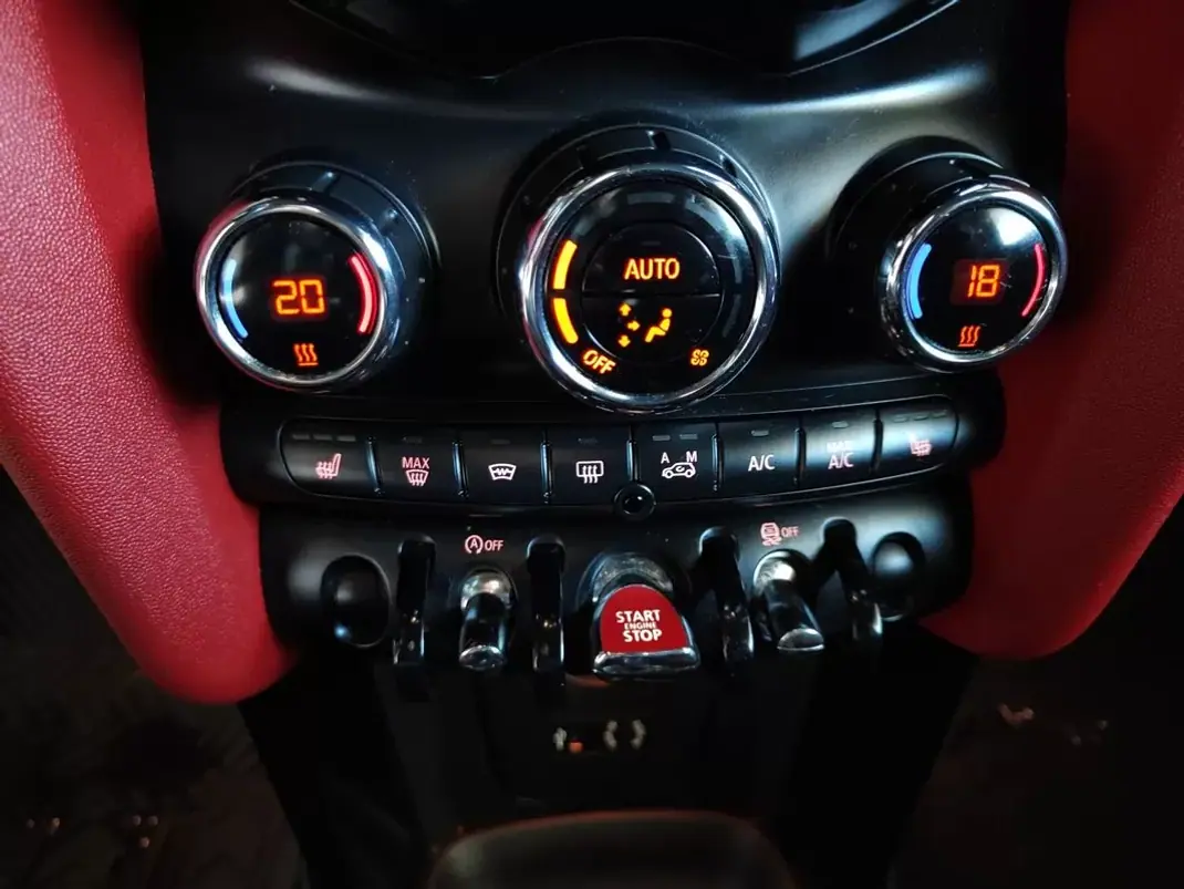 MINI John Cooper Works 2015 - 21500 EUR, 91950 km - AUTO.MOTO.pt - 91950km - foto 31 de 38