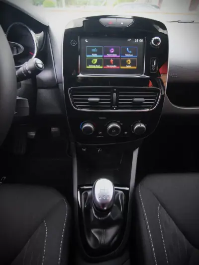 Renault Clio Sport Tourer 2020 - 12990 EUR, 53000 km - AUTO.MOTO.pt - 53000km - foto 17 de 36