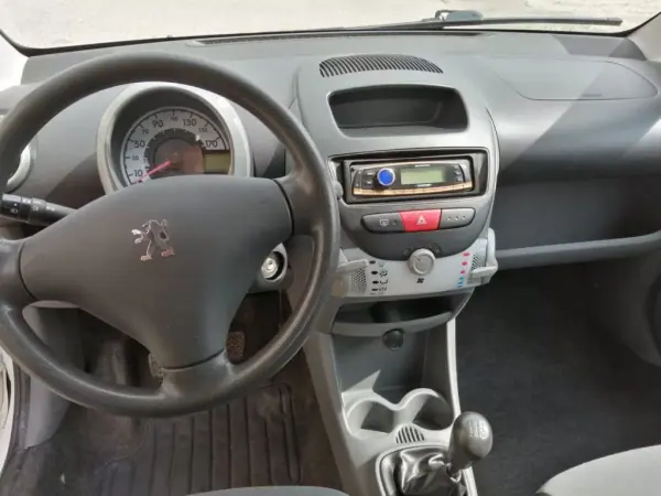 Peugeot 107 2009 - 4990 EUR, 195000 km - AUTO.MOTO.pt - 195000km - foto 10 de 17