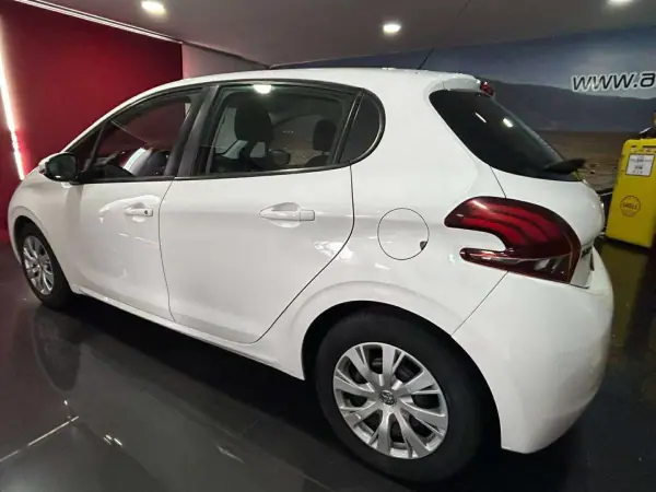Peugeot 208 2018 - 12990 EUR, 92000 km - AUTO.MOTO.pt - 92000km - foto 4 de 14