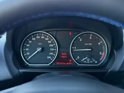 BMW 120 2009 - 11900 EUR, 205000 km - AUTO.MOTO.pt - 205000km - foto 15 de 23