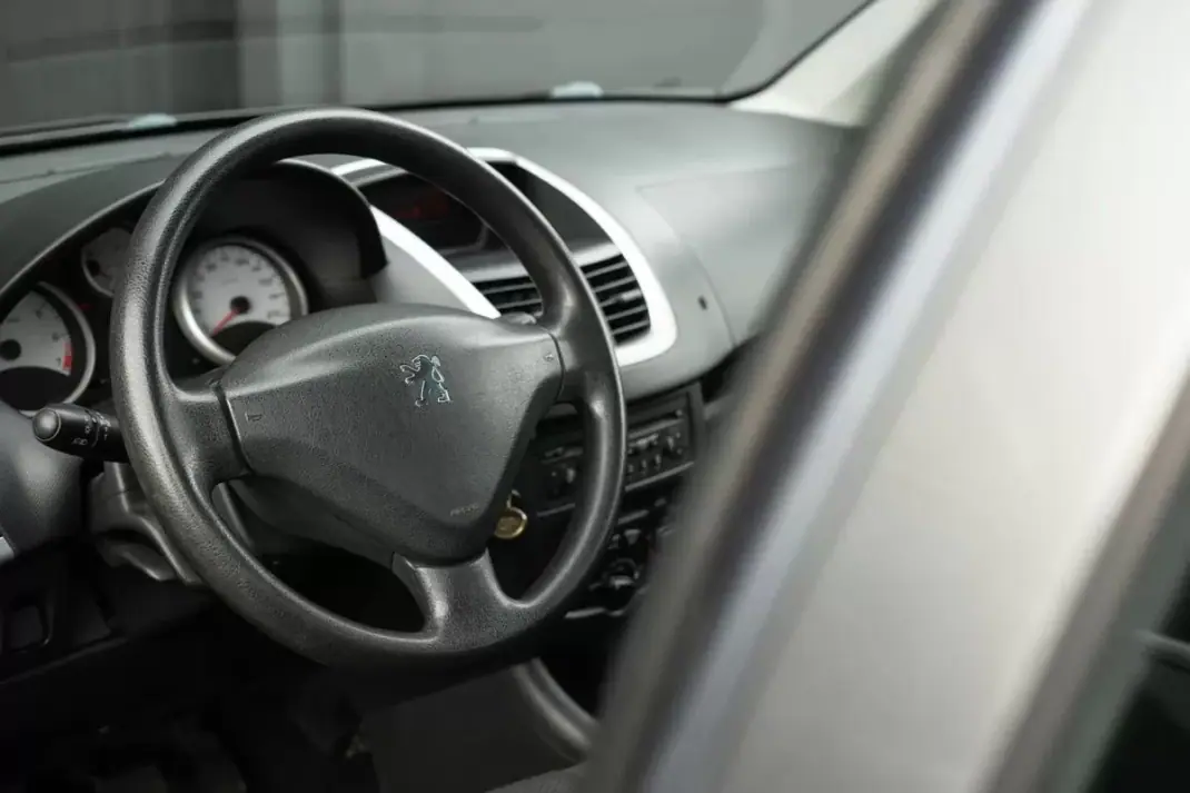 Peugeot 206 2010 - 5850 EUR, 96800 km - AUTO.MOTO.pt - 96800km - foto 8 de 19