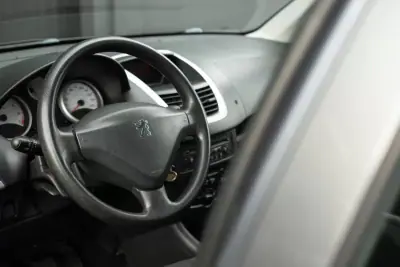 Peugeot 206 2010 - 5850 EUR, 96800 km - AUTO.MOTO.pt - 96800km - foto 8 de 19