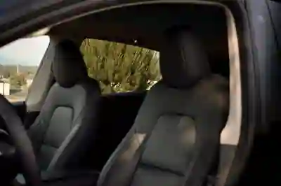 Tesla Model Y 2023 - 34500 EUR, 50000 km - AUTO.MOTO.pt - 50000km - foto 5 de 5