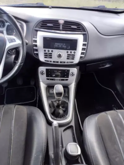 Lancia Delta 2008 - 3750 EUR, 220000 km - AUTO.MOTO.pt - 220000km - foto 20 de 28