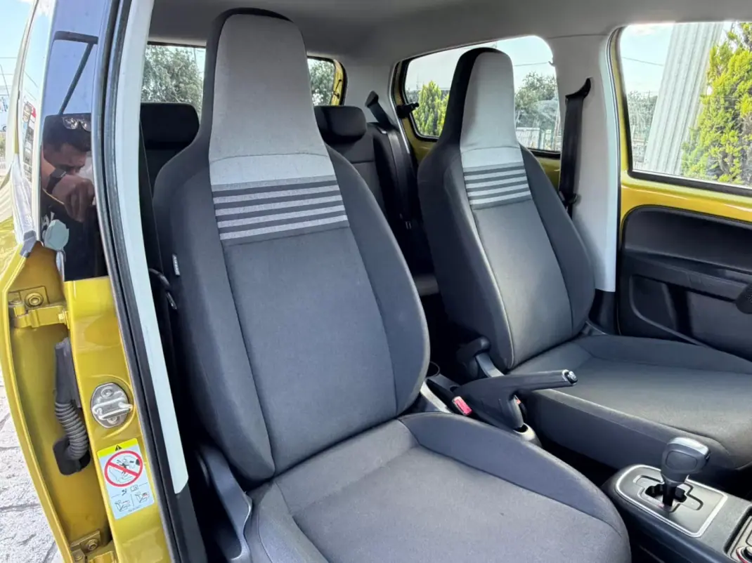 Volkswagen Up! 2018 - 12490 EUR, 69990 km - AUTO.MOTO.pt - 69990km - foto 9 de 11