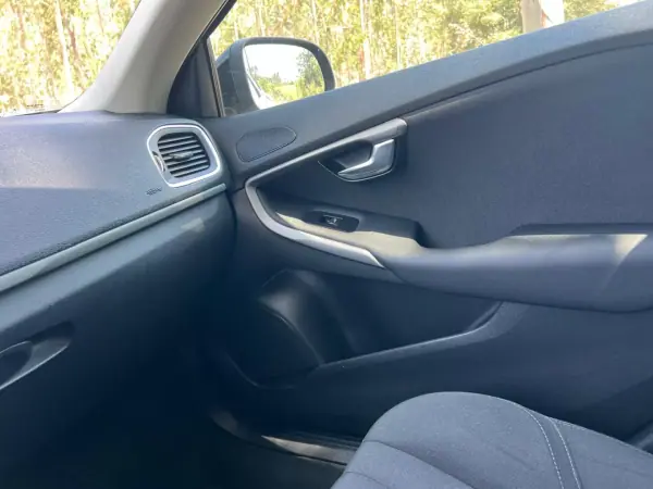 Volvo V40 2017 - 15900 EUR, 120000 km - AUTO.MOTO.pt - 120000km - foto 39 de 39