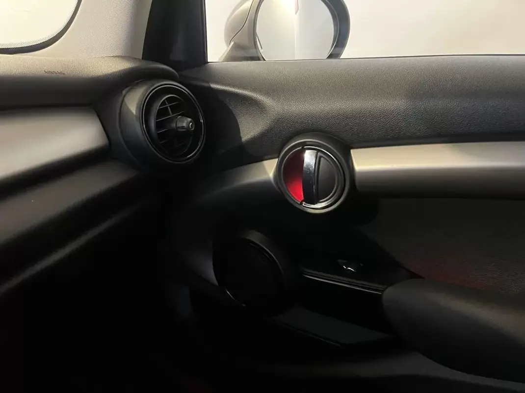 MINI 5 Portas 2016 - 12500 EUR, 146000 km - AUTO.MOTO.pt - 146000km - foto 24 de 32