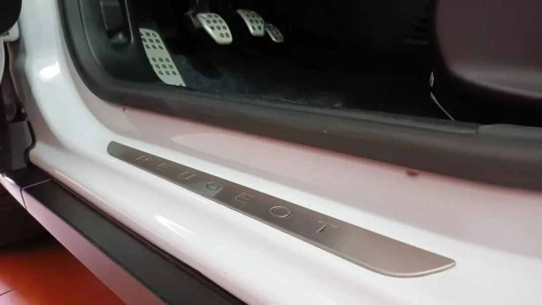 Peugeot 2008 2015 - 11490 EUR, 92490 km - AUTO.MOTO.pt - 92490km - foto 27 de 72