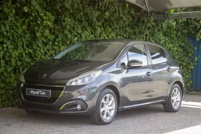 Peugeot 208 2015 - 9900 EUR, 153000 km - AUTO.MOTO.pt - 153000km - foto 3 de 16