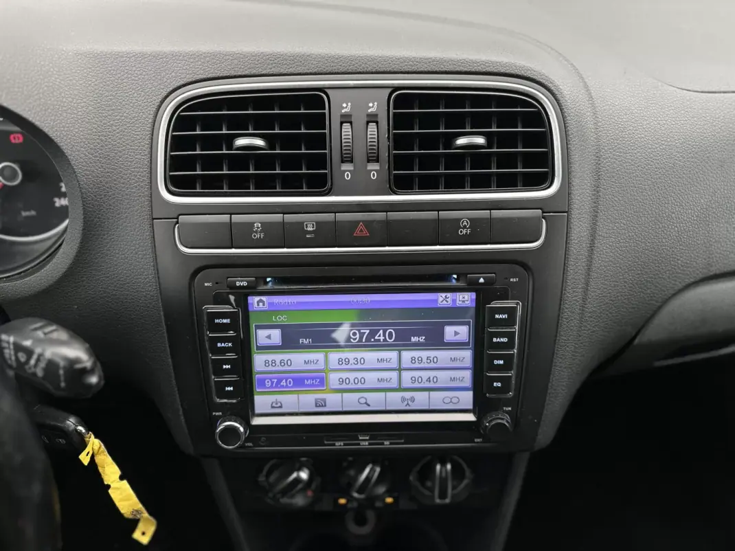 Volkswagen Polo 2010 - 7490 EUR, 151000 km - AUTO.MOTO.pt - 151000km - foto 27 de 30