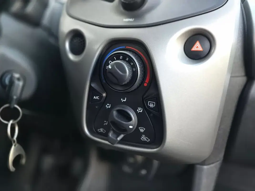 Peugeot 108 2014 - 6750 EUR, 58030 km - AUTO.MOTO.pt - 58030km - foto 16 de 28