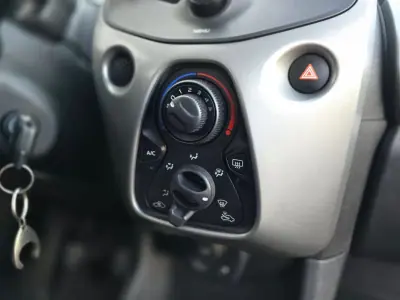 Peugeot 108 2014 - 6750 EUR, 58030 km - AUTO.MOTO.pt - 58030km - foto 16 de 28