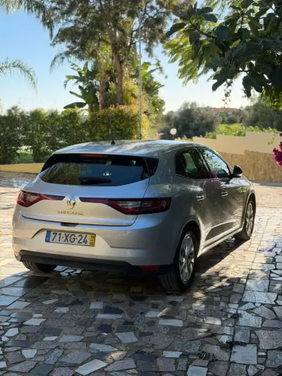 Renault Mégane 2019 - 14900 EUR, 91939 km - AUTO.MOTO.pt - 91939km - foto 4 de 9