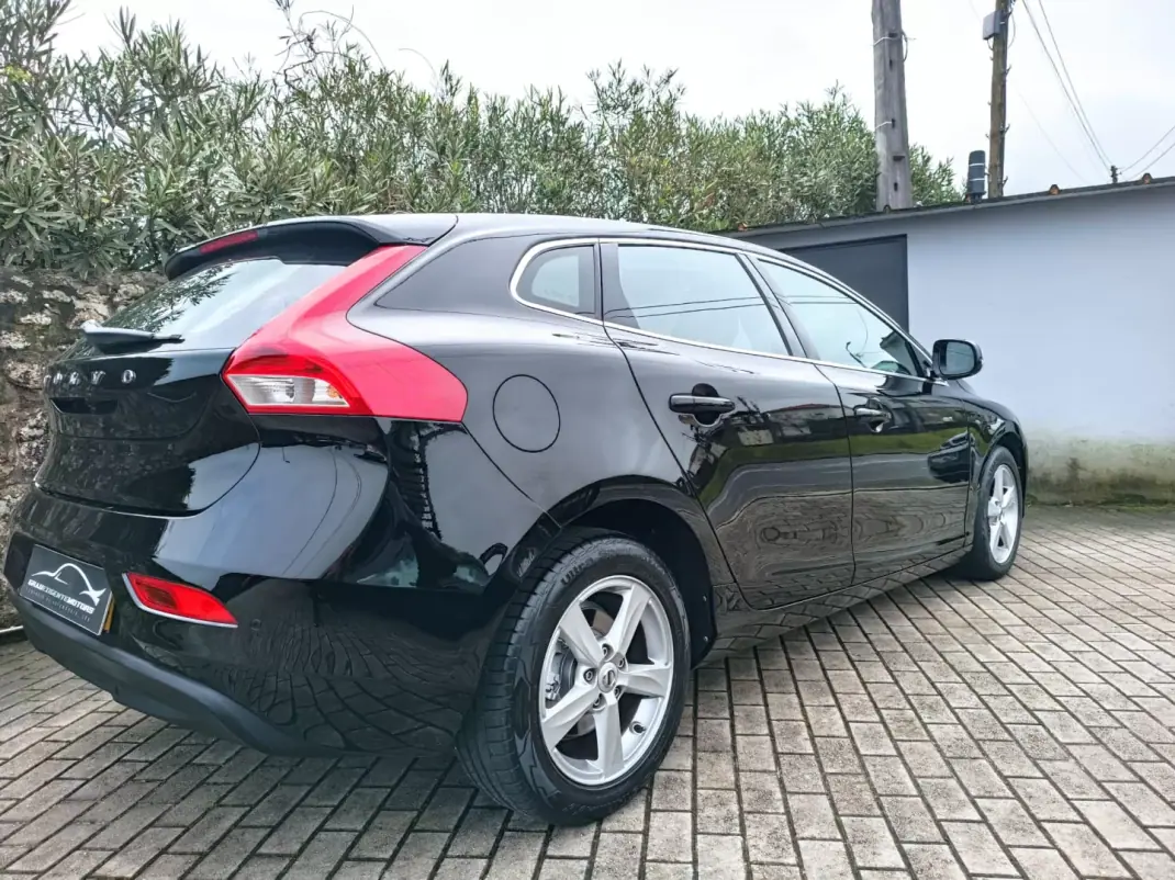 Volvo V40 2017 - 12850 EUR, 130000 km - AUTO.MOTO.pt - 130000km - foto 8 de 14