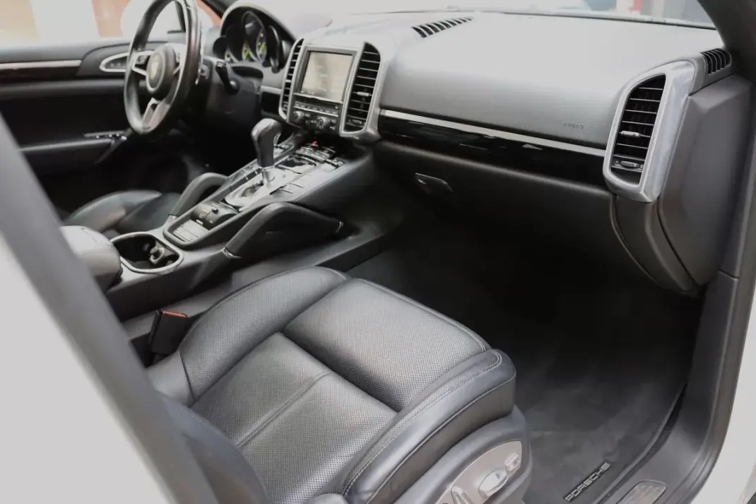 Porsche Cayenne 2015 - 41900 EUR, 140000 km - 140000km - foto 23 de 32
