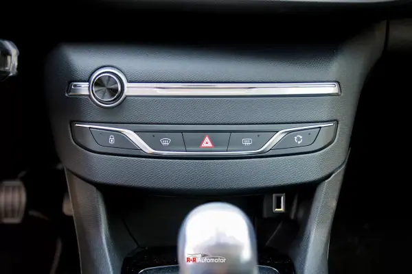 Peugeot 308 2018 - 11900 EUR, 90000 km - 90000km - foto 22 de 29