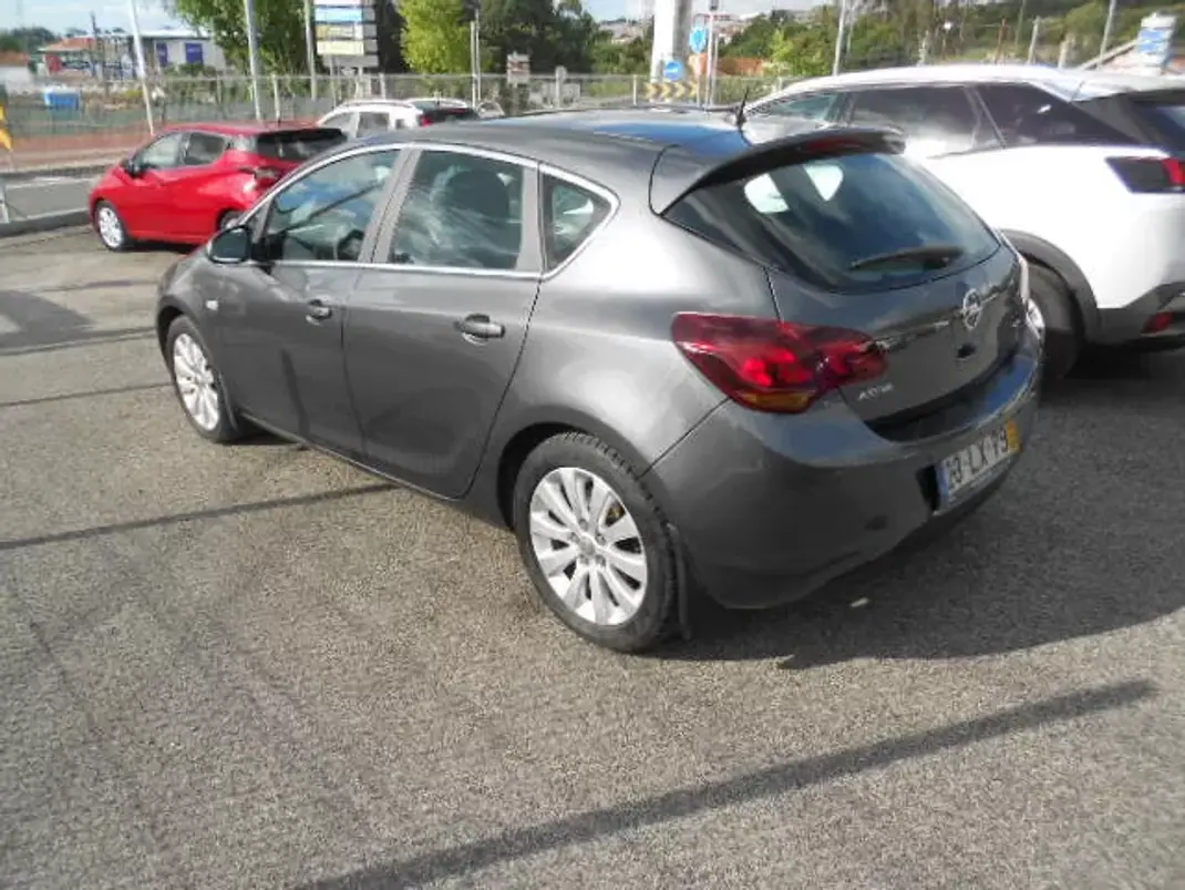 Opel Astra 2011 - 7900 EUR, 213201 km - AUTO.MOTO.pt - 213201km - foto 4 de 11