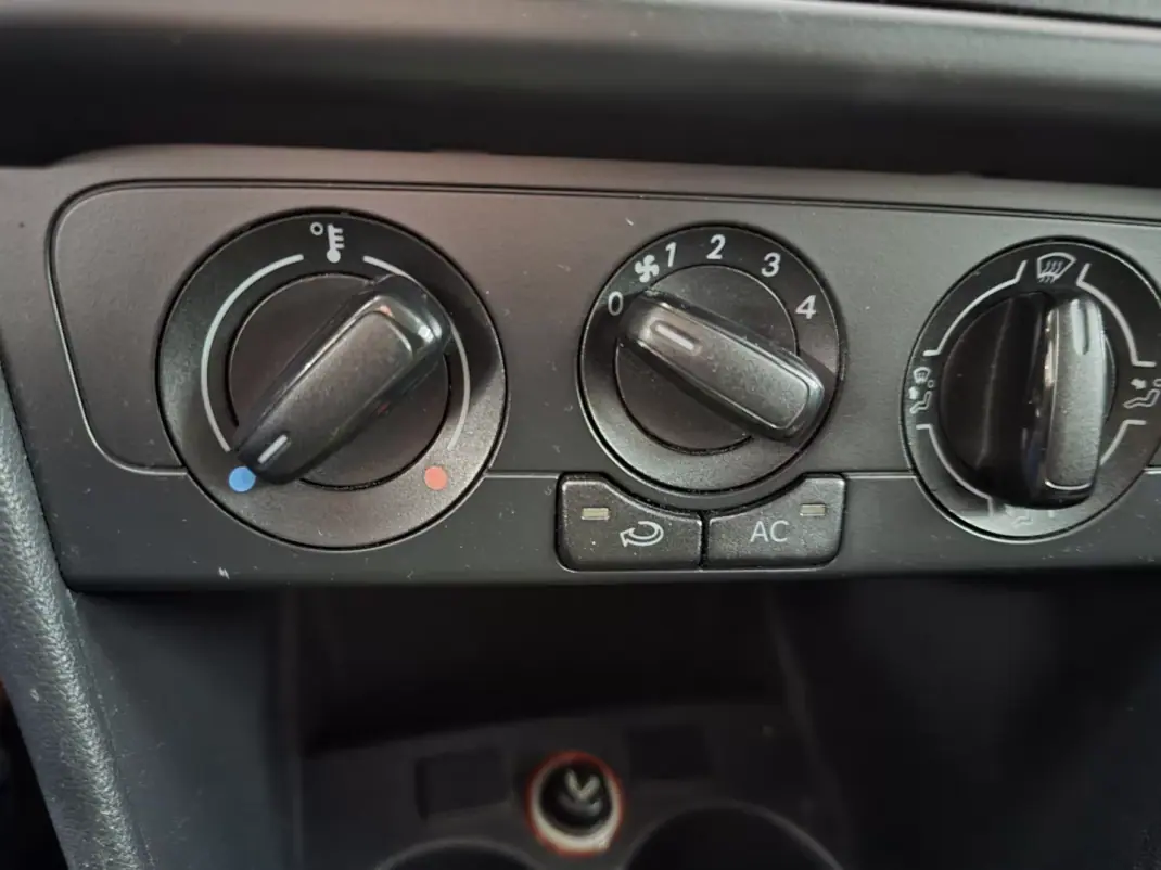 VW Polo 1.2 TDi Van 2013 - 5750 EUR, 269000 km - AUTO.MOTO.pt - 269000km - foto 14 de 17