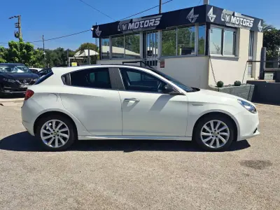 Alfa Romeo Giulietta 2012 - 8900 EUR, 195000 km - AUTO.MOTO.pt - 195000km - foto 6 de 40