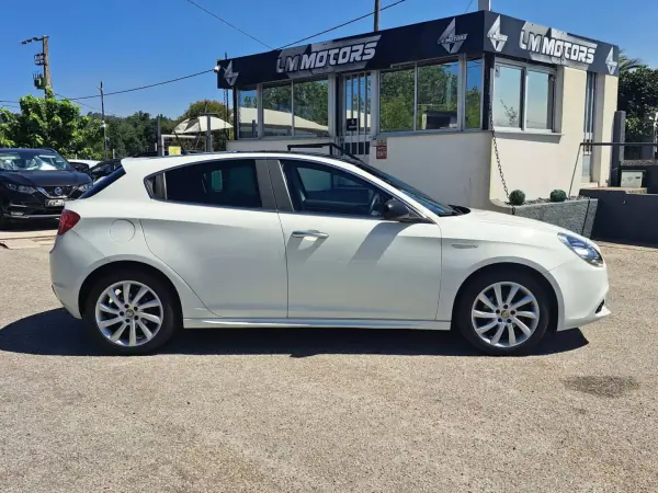 Alfa Romeo Giulietta 2012 - 8900 EUR, 195000 km - AUTO.MOTO.pt - 195000km - foto 6 de 40