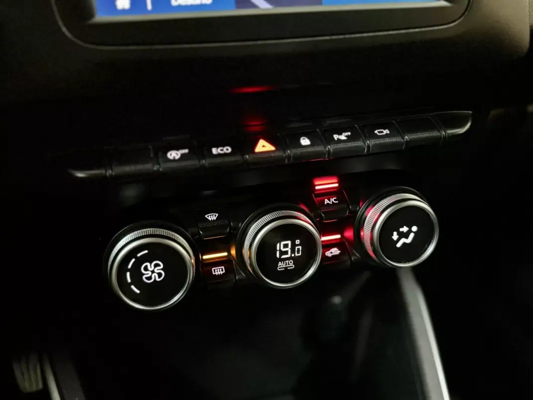 Dacia Duster 2020 - 15750 EUR, 128000 km - AUTO.MOTO.pt - 128000km - foto 39 de 60