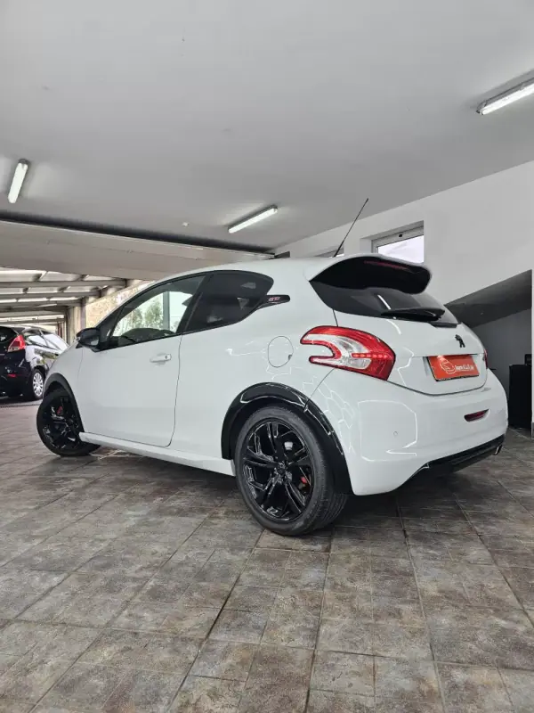 Peugeot 208 2015 - 16650 EUR, 121757 km - AUTO.MOTO.pt - 121757km - foto 14 de 38