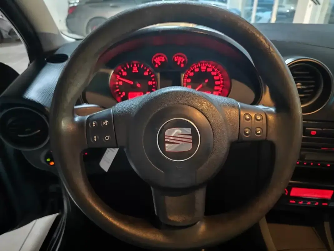 SEAT Ibiza 2007 - 3950 EUR, 300900 km - AUTO.MOTO.pt - 300900km - foto 21 de 30