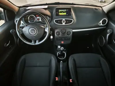 Renault Clio 2010 - 5990 EUR, 290000 km - AUTO.MOTO.pt - 290000km - foto 8 de 15