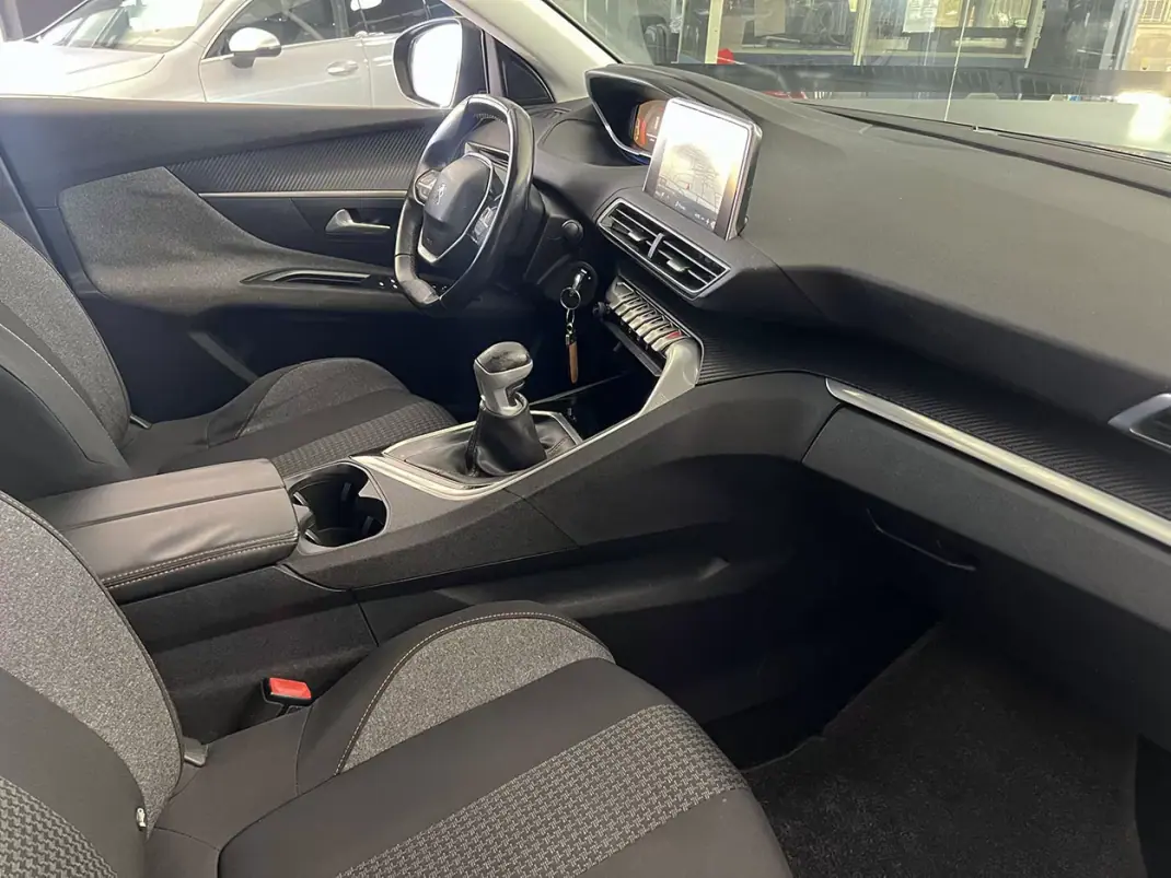 Peugeot 3008 2017 - 13800 EUR, 195973 km - 195973km - foto 16 de 22
